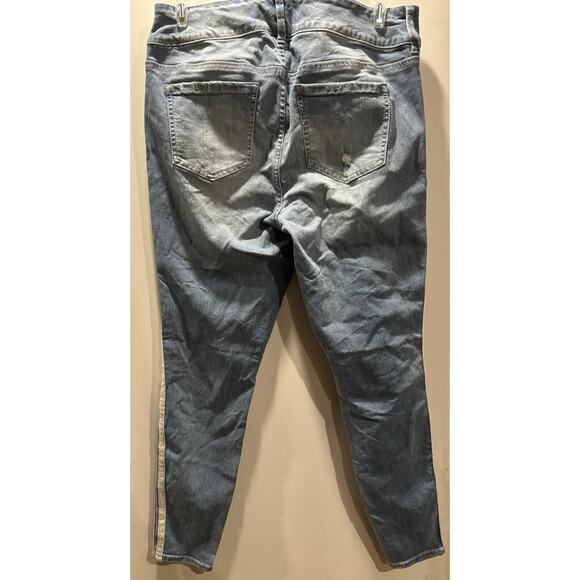 Torrid FeelTheFit Premium Stretch Jeans Blue Distressed Bombshell Straight 14R - Picture 4 of 7